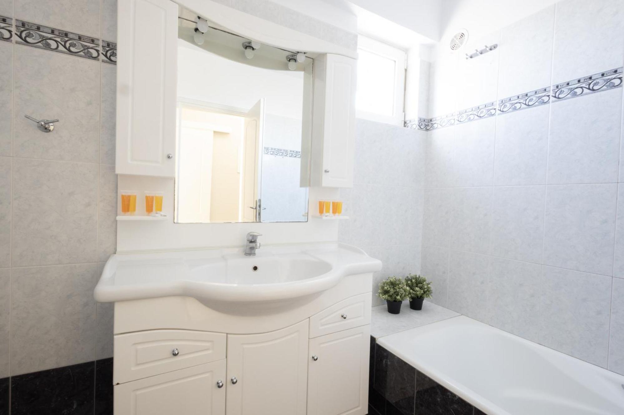 Renovated 3 Bedroom Apt With Acropolis View Афины Экстерьер фото